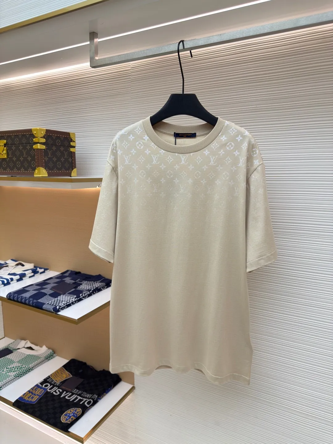 LOUIS VUITTON Gradient presbyopic T-shirt ●Authentic product: Purchased and developed by 8450 ●Item number: 1680205-A10 ●Fabric: refined sulfur cotton fabric ●Technology: printing production ●Version: fitted version ●Weight: about 275 grams ●Size: XS-S-M-L ●Description: The fabric is made of 32s double-ply combed cotton compact siro-spun yarn, matched with 1*1 flat knitted cotton thread. The entire garment's front and rear panels, left and right sleeves, are printed with Kornit white ink digital direct injection. The first draft is made based on the Y-plate scanned pattern, and the clarity of the first draft is corrected by hand to ensure that the printed flower pieces have a gradient and orderly visual effect. The overall wiring is straight and delicate, the fabric is comfortable and soft, and the color is consistent without color difference. It can be matched with the same style to create a fashionable look and control various occasions. Customized accessories, complete with three standards, same style for men and women!